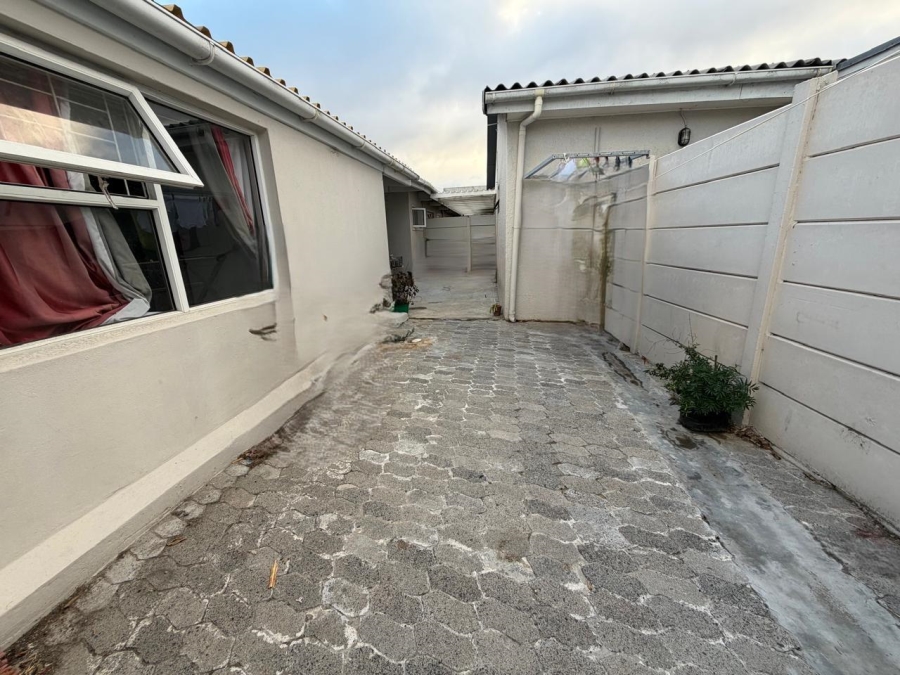 5 Bedroom Property for Sale in Lotus River Western Cape